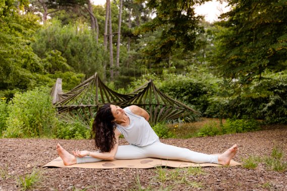 Atelier Yin Yoga, Nidra et Yoga du Son : posture de yoga en forêt
